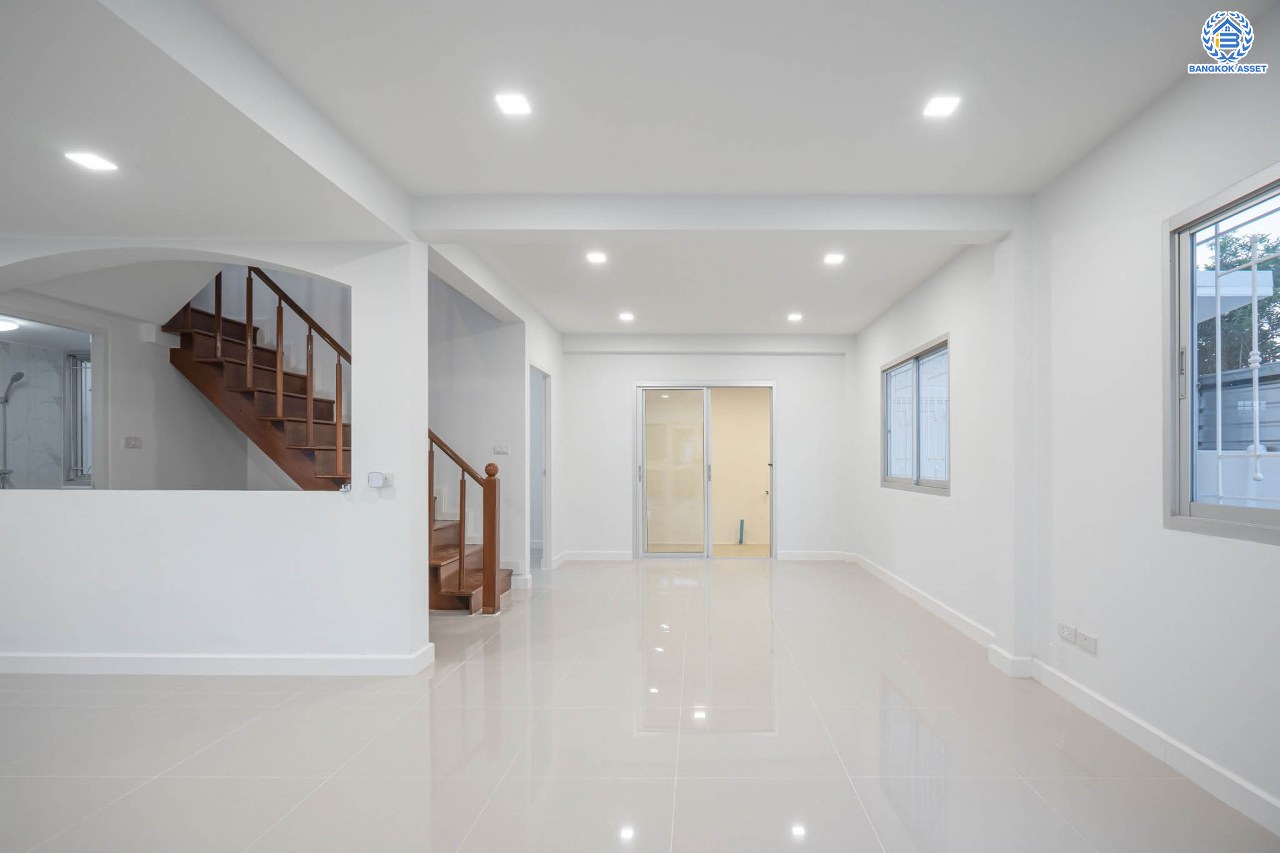 บ้านมือสองตกแต่งใหม่ โครงการ ศุภาลัยวิลล์ วงแหวน-รัตนาธิเบศร์ เนื้อที่กว้างขวางถึง 57 ตร.ว. ฟังก์ชัน 3 ห้องนอน 2 ห้องน้ำ 1 ห้องอเนกประสงค์ 2 ที่จอดรถ ตอบโจทย์ทุกการเข้าอยู่ บนทำเลเดินทางสะดวก เชื่อมต่อถนนหลายเส้นทาง เพียง 15 นาทีก็ถึงรถไฟฟ้าสายสีม่วง "สถานีคลองบางไผ่" ใกล้ทางด่วน "กาญจนาภิเษก"